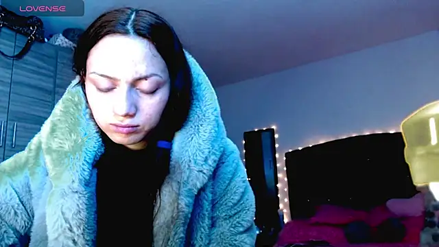 holy juli online show from December 2025 05:21:02 AM