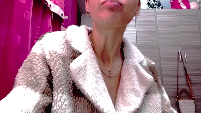 holy juli online show from February 2026 04:34:01 AM