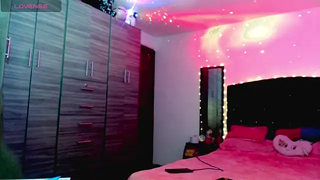 holy juli online show from November 2025 03:34:01 AM