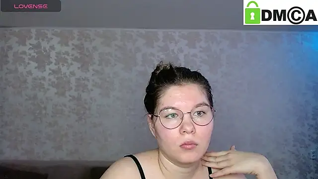 Snapshot of holy_michela chatting on January 2025 06:04:01 AM holy michela online show from January 2025 06:04:01 AM