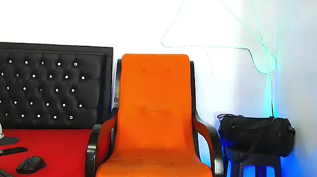 Snapshot of Damian_hart_24CM chatting on November 2025 07:28:01 PM Damian hart 24CM online show from November 2025 07:28:01 PM