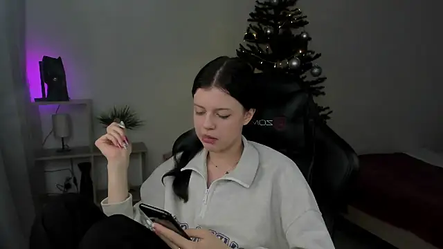 Snapshot of Este_Glen chatting on December 2024 11:13:02 PM Este Glen online show from December 2024 11:13:02 PM