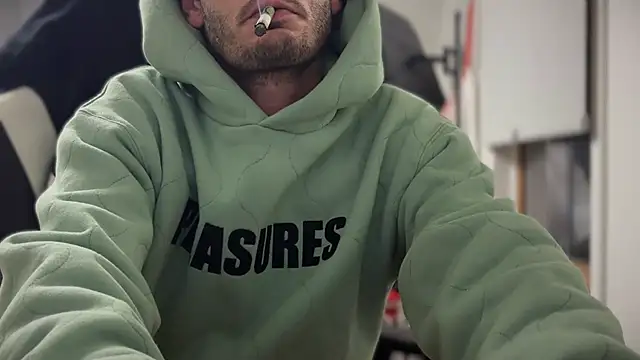 Snapshot of Dylansd chatting on December 2024 09:02:01 AM Dylansd online show from December 2024 09:02:01 AM