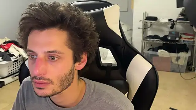 Snapshot of Dylansd chatting on December 2024 04:04:02 AM Dylansd online show from December 2024 04:04:02 AM