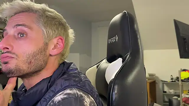 Snapshot of Dylansd chatting on January 2025 04:52:01 AM Dylansd online show from January 2025 04:52:01 AM