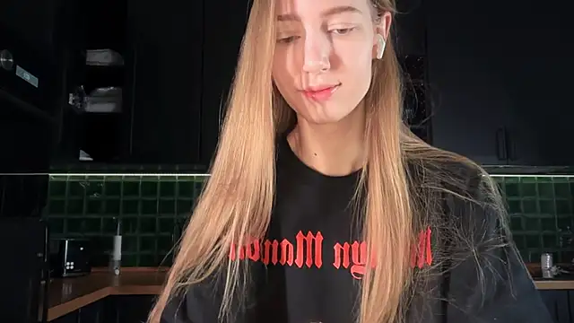 Snapshot of solar_bella chatting on February 2026 05:03:02 AM solar bella online show from February 2026 05:03:02 AM