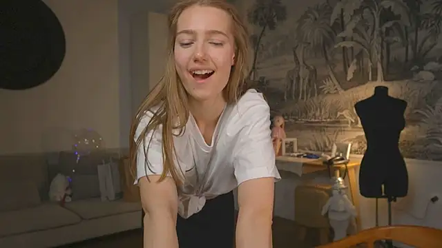 Snapshot of solar_bella chatting on January 2025 05:05:02 PM solar bella online show from January 2025 05:05:02 PM