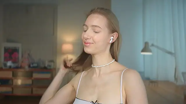 Snapshot of solar_bella chatting on March 2025 09:01:02 AM solar bella online show from March 2025 09:01:02 AM