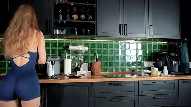 Snapshot of solar_bella chatting on February 2026 03:07:02 AM solar bella online show from February 2026 03:07:02 AM