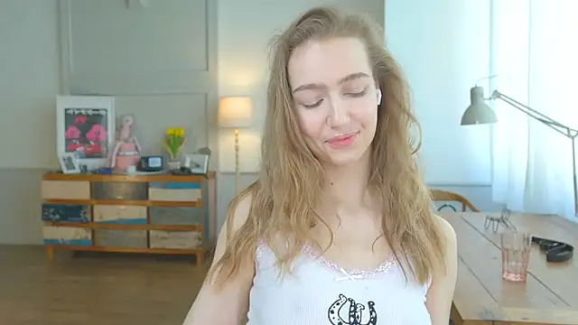 Snapshot of solar_bella chatting on February 2025 11:21:01 AM solar bella online show from February 2025 11:21:01 AM