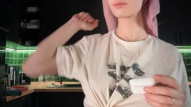 Snapshot of solar_bella chatting on February 2026 04:21:02 AM solar bella online show from February 2026 04:21:02 AM