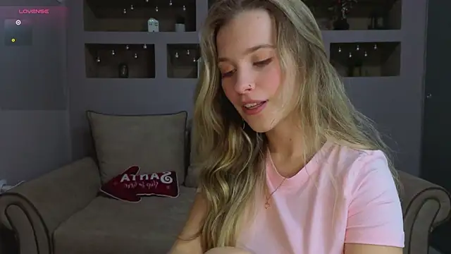 LinaCristonsen online show from December 2025 04:38:01 PM