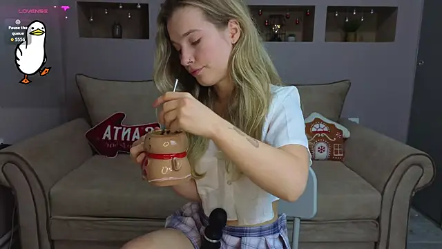 LinaCristonsen online show from December 2025 06:46:01 PM