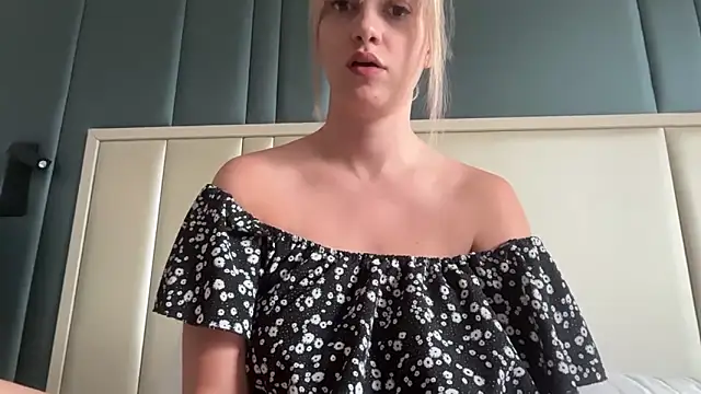 LustfulLuna  online show from May 2026 01:36:01 PM