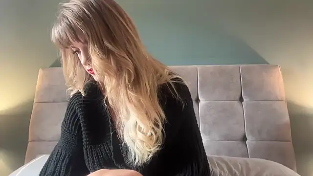 Snapshot of LustfulLuna_ chatting on February 2025 12:21:01 PM LustfulLuna online show from February 2025 12:21:01 PM