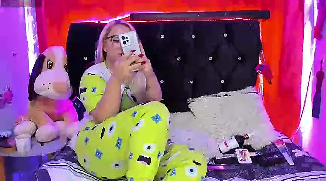 Snapshot of katieeandsharonn chatting on February 2025 07:29:01 AM katieeandsharonn online show from February 2025 07:29:01 AM