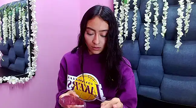 Miaa Thopmson online show from March 2025 06:54:01 PM