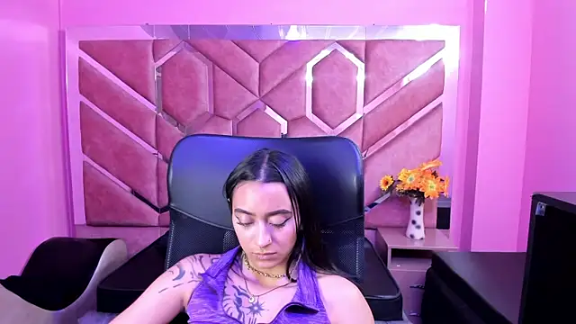 Miaa Thopmson online show from September 2025 10:32:01 PM