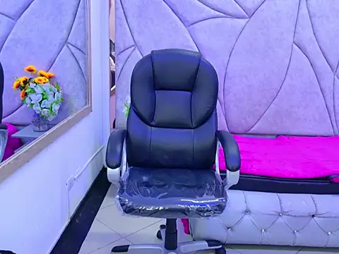 Miaa Thopmson online show from October 2025 04:50:02 PM