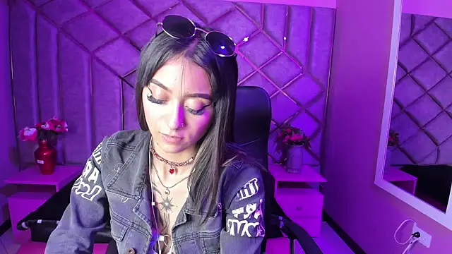 Miaa Thopmson online show from October 2025 04:55:02 PM