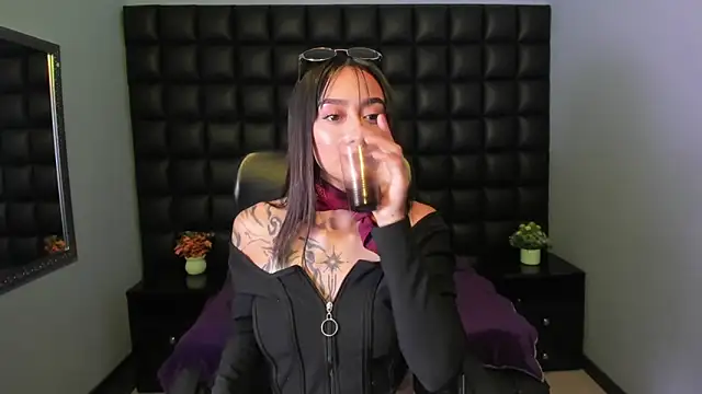 Miaa Thopmson online show from October 2025 09:59:01 PM