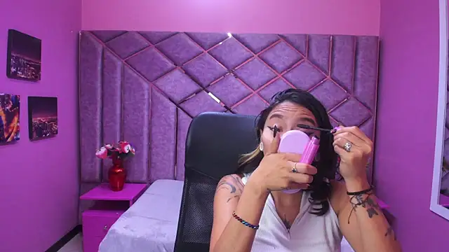 Miaa Thopmson online show from December 2025 03:13:02 PM