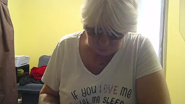 canadiancougar1965 online show from December 2025 04:02:02 PM