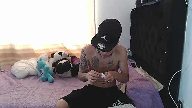 Snapshot of Kitty_and_jake chatting on November 2025 06:44:01 PM Kitty and jake online show from November 2025 06:44:01 PM