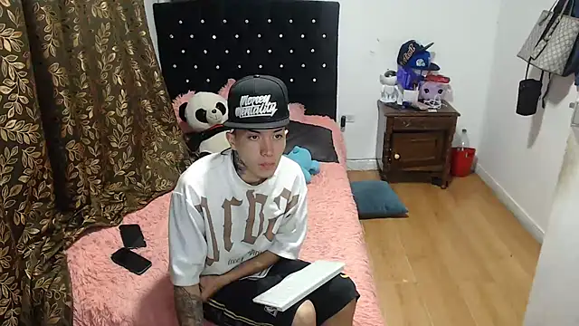 Snapshot of Kitty_and_jake chatting on March 2025 04:07:02 AM Kitty and jake online show from March 2025 04:07:02 AM