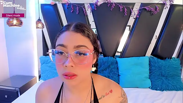 antonelllepiercee online show from April 2026 12:01:01 PM