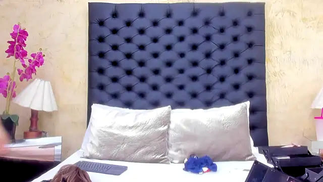 NahomiWhitel online show from December 2025 04:06:01 PM