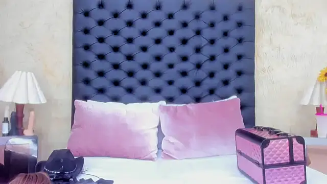 NahomiWhitel online show from November 2025 04:51:01 PM