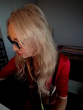 Mila Lovi online show from November 2025 12:20:01 PM