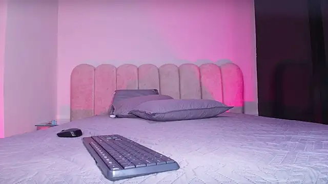 mia stanfort online show from November 2025 07:14:02 PM