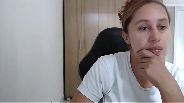 RoxanaLove9 online show from November 2025 05:46:05 PM