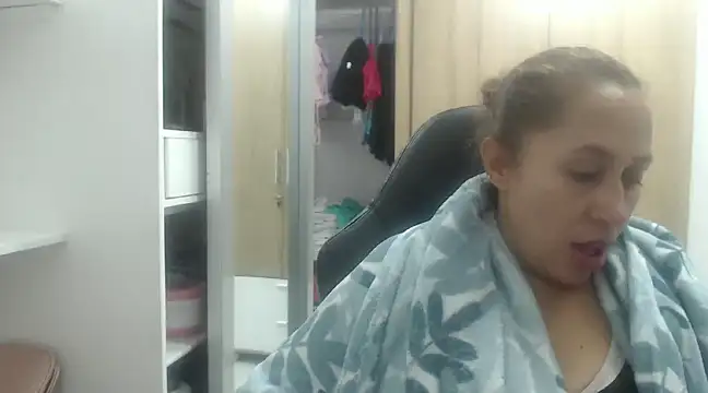 Snapshot of RoxanaLove9 chatting on February 2025 02:12:02 AM RoxanaLove9 online show from February 2025 02:12:02 AM