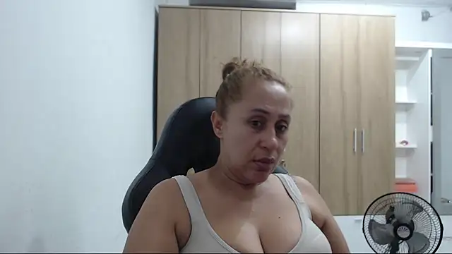 Snapshot of RoxanaLove9 chatting on May 2026 01:09:01 AM RoxanaLove9 online show from May 2026 01:09:01 AM
