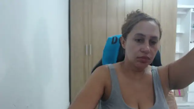 Snapshot of RoxanaLove9 chatting on October 2025 09:48:01 PM RoxanaLove9 online show from October 2025 09:48:01 PM