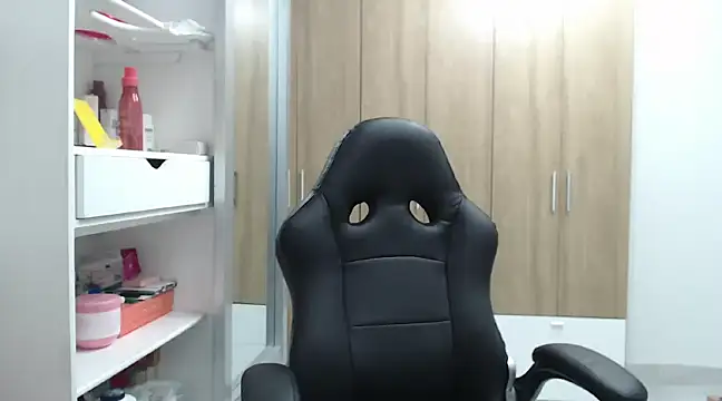 Snapshot of RoxanaLove9 chatting on February 2025 01:41:02 AM RoxanaLove9 online show from February 2025 01:41:02 AM