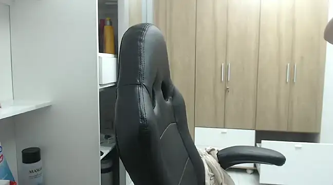 Snapshot of RoxanaLove9 chatting on March 2025 03:09:02 AM RoxanaLove9 online show from March 2025 03:09:02 AM