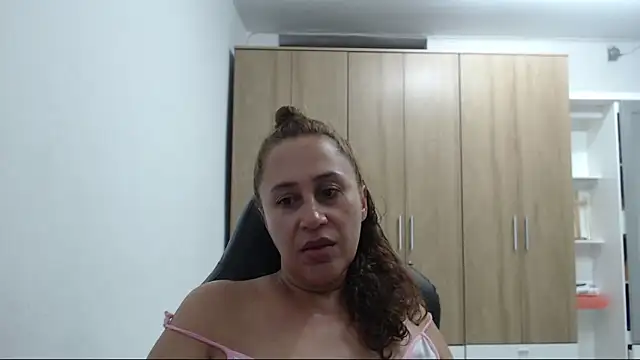 Snapshot of RoxanaLove9 chatting on April 2026 02:38:02 AM RoxanaLove9 online show from April 2026 02:38:02 AM