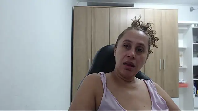 Snapshot of RoxanaLove9 chatting on April 2026 10:40:02 PM RoxanaLove9 online show from April 2026 10:40:02 PM