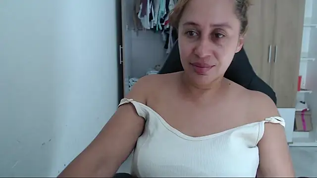 Snapshot of RoxanaLove9 chatting on October 2025 06:21:01 PM RoxanaLove9 online show from October 2025 06:21:01 PM