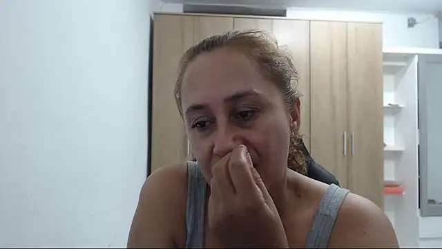 RoxanaLove9 online show from June 2026 10:48:01 PM