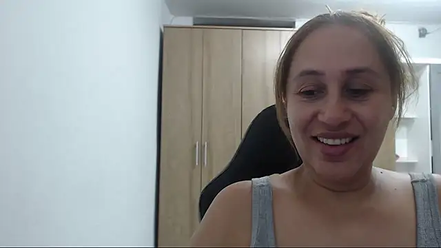RoxanaLove9 online show from June 2026 11:03:02 PM