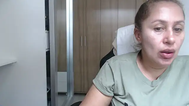 Snapshot of RoxanaLove9 chatting on March 2025 05:33:02 PM RoxanaLove9 online show from March 2025 05:33:02 PM