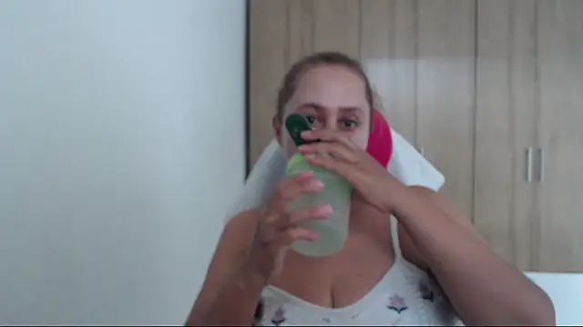 Snapshot of RoxanaLove9 chatting on September 2025 08:16:02 PM RoxanaLove9 online show from September 2025 08:16:02 PM