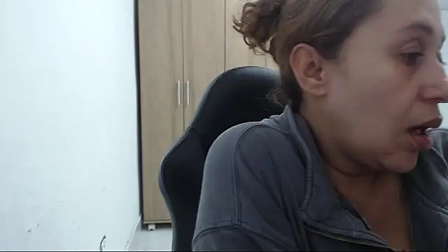 RoxanaLove9 online show from November 2025 01:31:02 AM