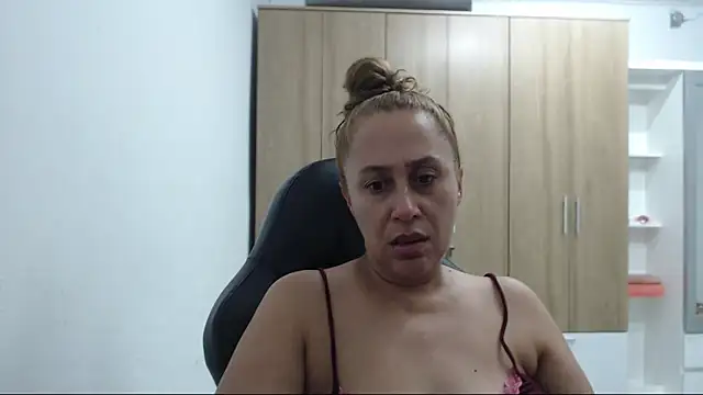Snapshot of RoxanaLove9 chatting on May 2026 01:35:02 AM RoxanaLove9 online show from May 2026 01:35:02 AM