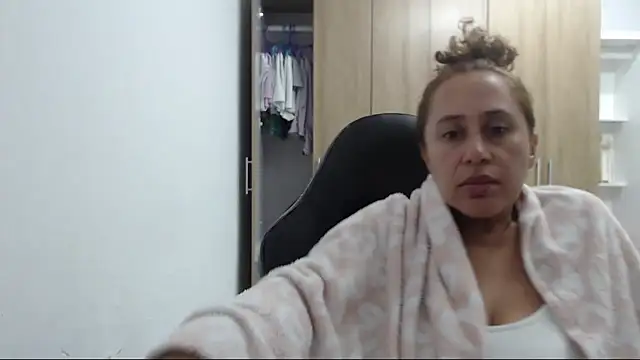 Snapshot of RoxanaLove9 chatting on April 2026 02:23:02 AM RoxanaLove9 online show from April 2026 02:23:02 AM